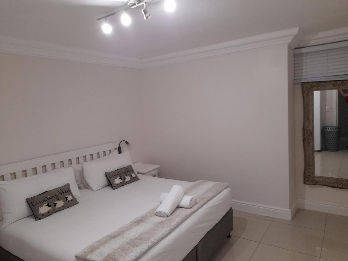 Beach Club Self Catering Apartments Mossel Bay Esterno foto