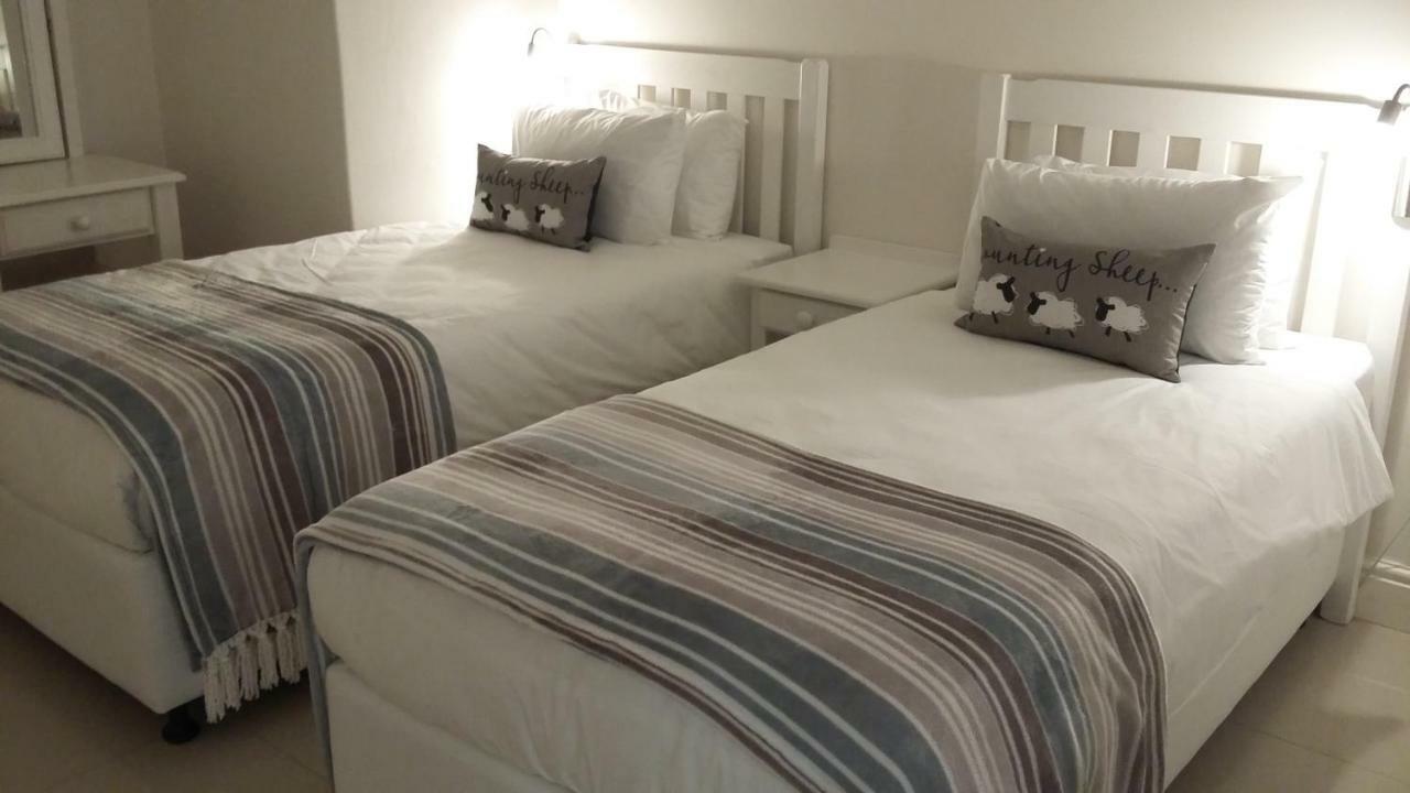 Beach Club Self Catering Apartments Mossel Bay Esterno foto